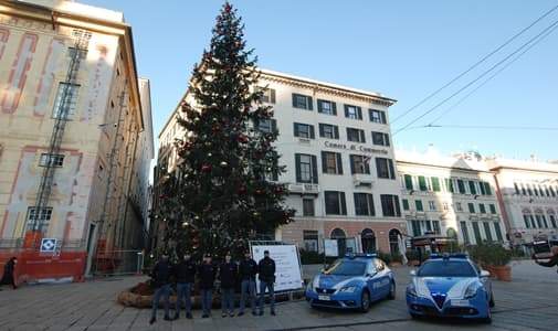 La pallina della Polizia di Stato sull’albero in piazza De Ferrari