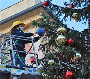 pallina 2 Polizia Stato su albero in piazza De Ferrari