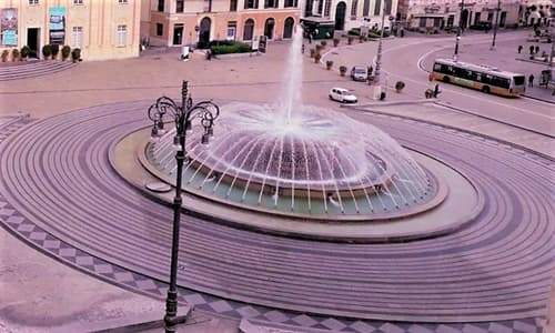 Ruba una borsa in un bar in piazza De Ferrari, arrestato