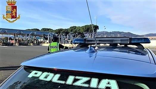 Camion bloccato dalla Polizia Stradale sulla A10 con carico eccezionale senza autorizzazioni