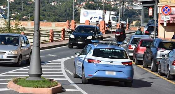 Anziano in stato confusionale sulla A10, l’operato della Polizia Stradale