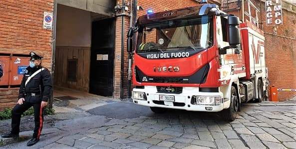 Genova fiamme in un magazzino della scuola Colombo, studenti fuori