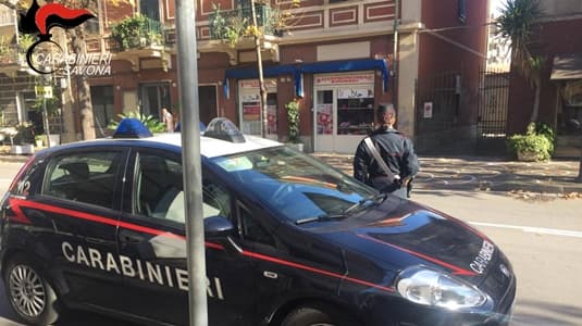 Colpisce con violenza un commerciante e lo rapina, arrestato ad Albenga