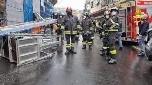 Genova 1 cestello elevatore cade su auto