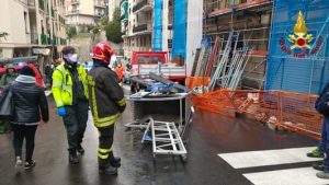 Genova 2 cestello elevatore cade su auto