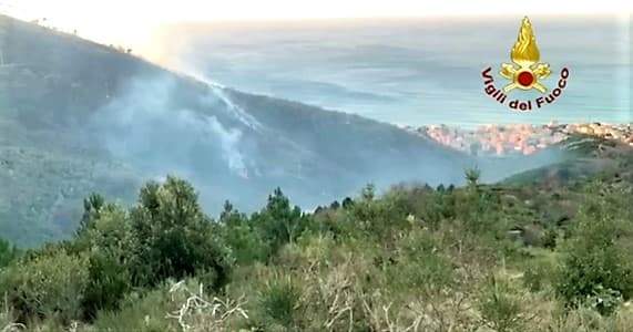 Vigili del fuoco impegnati in incendi sui boschi liguri tra ieri e oggi