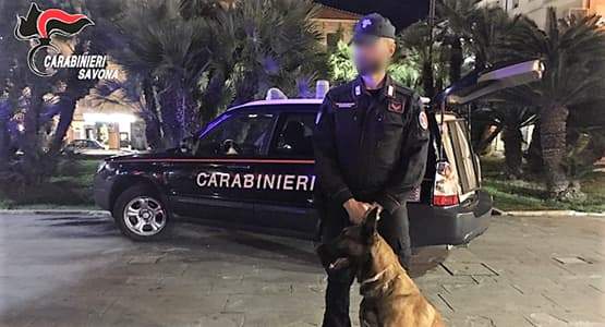 Fornisce droga a due minorenni, beccato spacciatore 17enne di Carcare