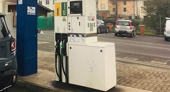 Benzina in calo come prima del conflitto, ribassi tardivi, ma attenzione…