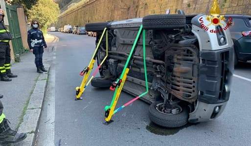 Perde il controllo dell’auto a Bolzaneto e si ribalta