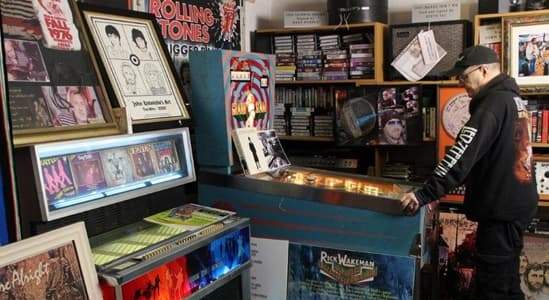 Casa del rock: giochi col flipper di Elton John, metti l’anello di Hendrix…