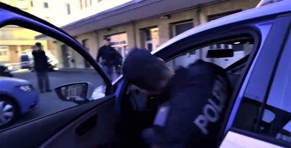 Ruba scooter a carabiniere, inseguito si nasconde sotto auto, arrestato