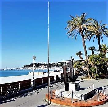 Varazze, è sparita la bandiera Monumento Caduti del Mare, ladri o vandali?