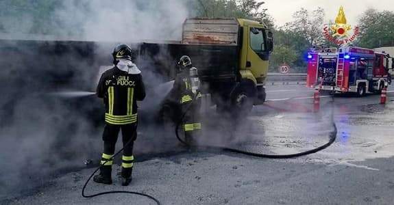 Incendio su mezzo pesante allo svincolo per Bolzaneto sulla A12