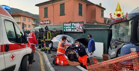 Auto con tre giovani contro un camion nell’interno di Chiavari