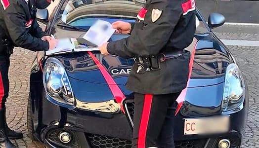 Donna 73enne investe con l’auto un 60enne e scappa, denunciata