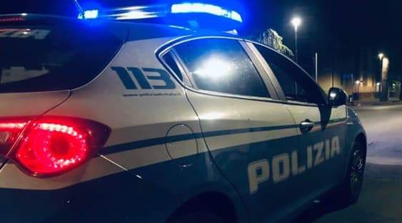 Litiga col compagno, spacca i vetri del portone e della Volante, arrestata a Genova