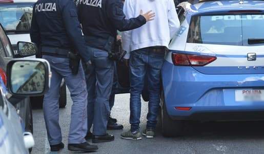 Due bulli picchiano 20enne, prognosi 30 giorni, scherni ai poliziotti, arrestati