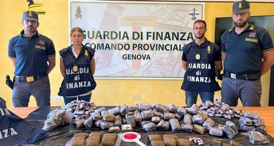 Beccato corriere con 41 chili di droga, arrestato nel porto di Genova