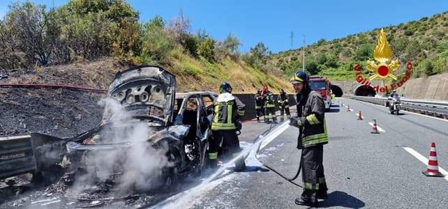 Auto distrutta dalle fiamme sulla A12 verso Sestri Levante