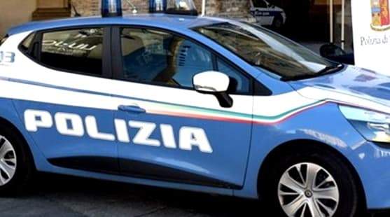 Lei vuole lasciarlo e lui cerca di strangolarla in strada, arrestato a Genova