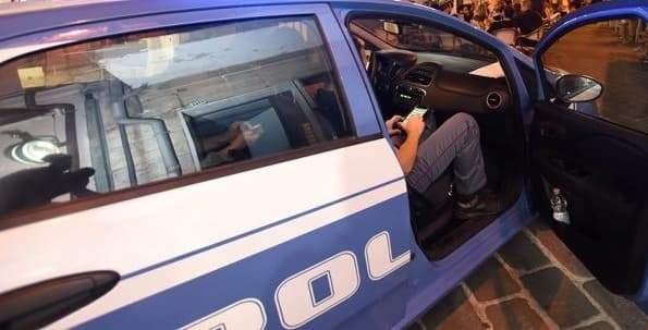 Litiga con l’ex, la colpisce al volto e la rapina, arrestato 34enne a Genova