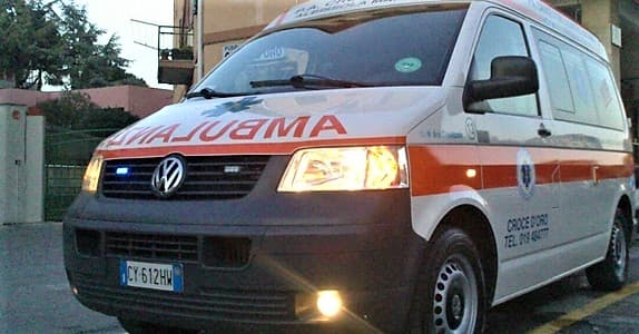 Albissola, auto scontra bicicletta, 19enne in codice rosso al San Paolo