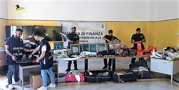 Laboratorio falsi capi alta moda nel centro storico di Genova