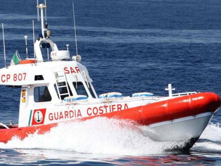 Migranti, naufragio a largo di Lampedusa: morta una donna. “Ci sono dispersi”