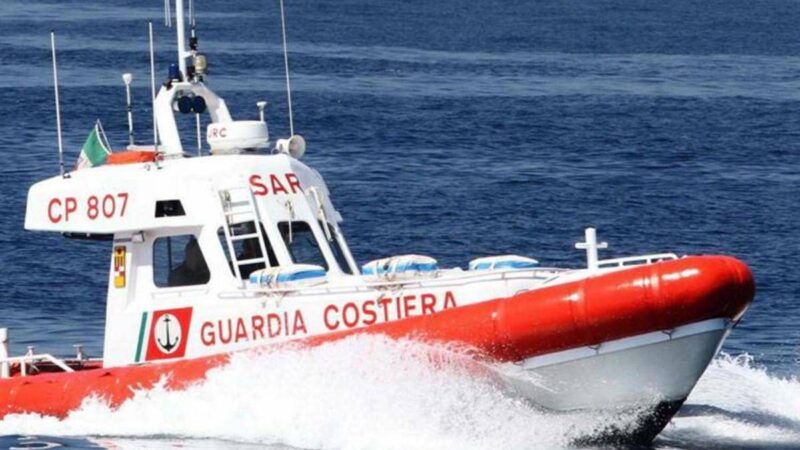 Migranti, naufragio a largo di Lampedusa: morta una donna. “Ci sono dispersi”
