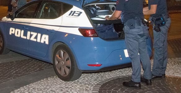 Evade e si ubriaca, cerca la rissa e prende un pugno, arrestato a Genova