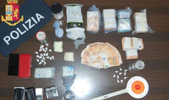 Savona arrestato pusher e sequestro 700 gr cocaina e 83mila euro