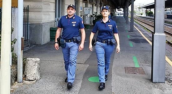 In ferie a Napoli due poliziotti di Genova salvano bimbo dall’annegamento, promossi