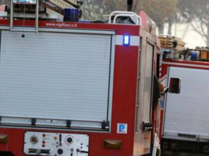 Roma, vasto incendio di sterpaglie ad Anguillara: fuoco minaccia le abitazioni