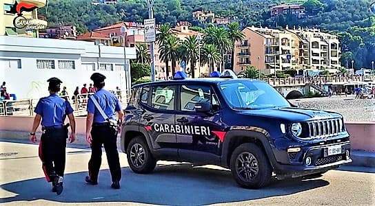 Ruba zaino a spiaggia, oppone resistenza ma viene arrestato a Finale Ligure