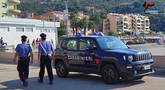 Ricercato ruba una borsa in spiaggia alla Caprazoppa, arrestato