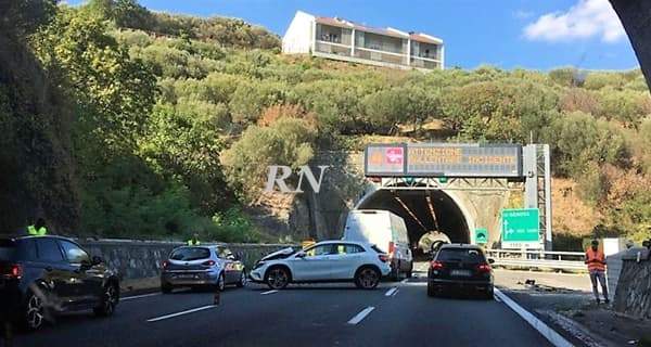 Scontro di 4 mezzi sulla A10 alla galleria Cassisi di Celle Ligure, due feriti