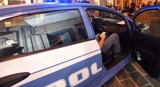 Ruba il portafoglio da un’auto con bimbo a bordo, arrestato a Genova