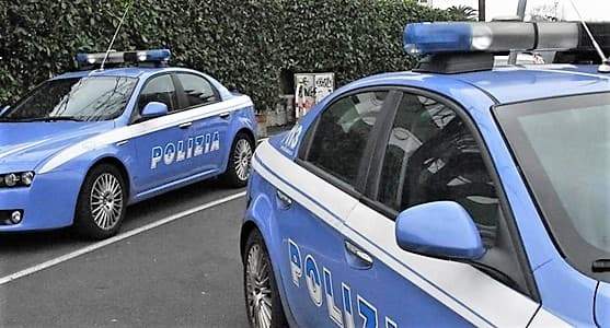 Colpisce un uomo con violenza per rubargli la spesa, arrestato a Genova