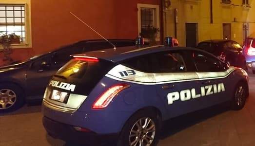 Aggressione nella notte con mannaia e forbici, 43 arrestato a Genova