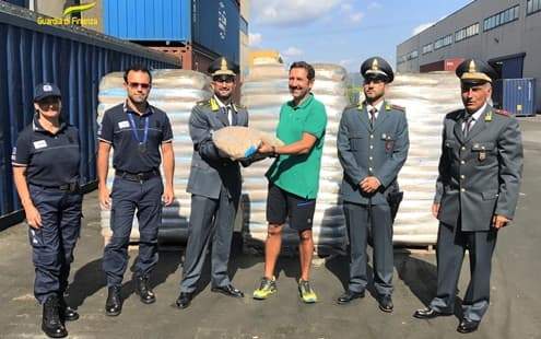 Alla Caritas 54 tonnellate di pellet sequestrato da Finanza e Adm La Spezia