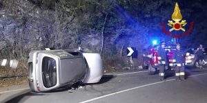 Genova auto ribaltata