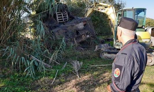 Capanno di caccia abusivo demolito, cacciatore denunciato a Sarzana