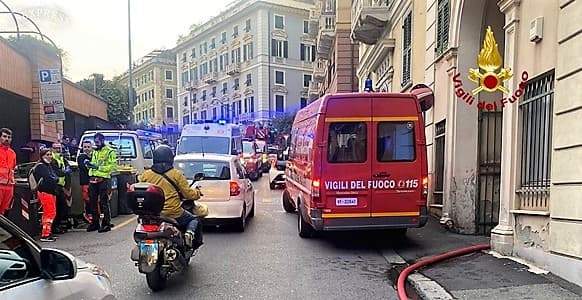 Incendio al 5° piano in via Caffato a Genova