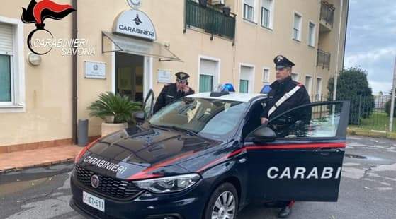 Spaccata con pietra, vetrina in frantumi e furto capi griffati, arrestato 19enne