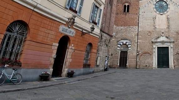 Albenga, mentre chiude il negozio le rubano la borsa con l’incasso