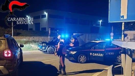 Porta fuori il cane e si perde, viene salvata dai carabinieri nel Ponente savonese