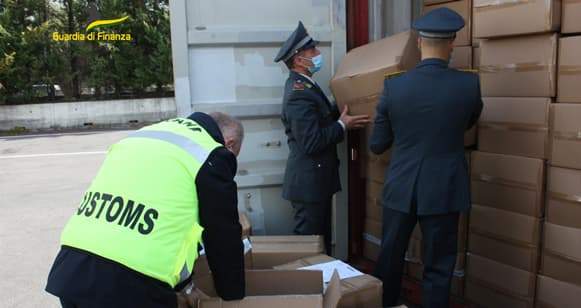 Sequestrati 122308 giocattoli pericolosi in porto a La Spezia