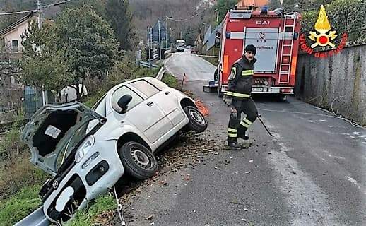 Difficile recupero di auto fuori strada a Sant’Olcese