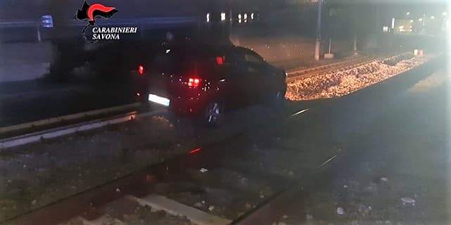 Rischiata tragedia, auto viaggia sui binari a Cengio, bloccata la linea Savona – Torino