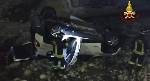 Auto con tre a bordo precipita nel fiume Bisagno a Genova